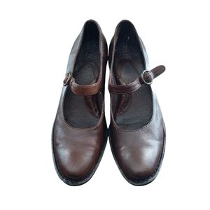 BORN brown leather shoes, 2.5 in heels. In mint condition, comfortable& classy.